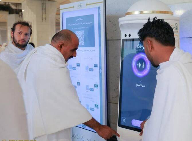 زوار يستخدمون واجهة الإرشاد باللمس